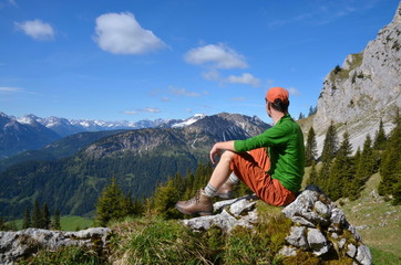 Naklejka premium Wanderer geniesst Aussicht auf Berge