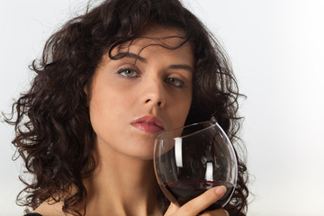 Donna beve un calice di vino rosso