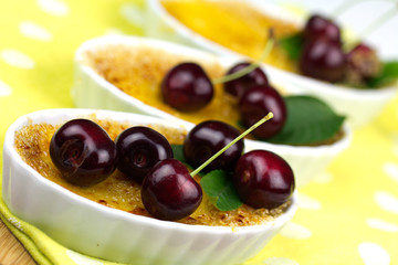 Creme Brulee mit Kirschen