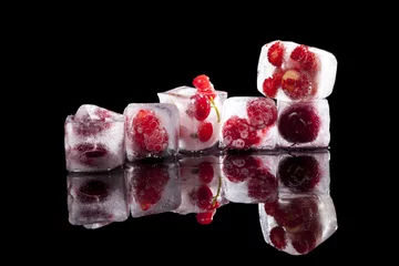 Keuken spatwand met foto Bevroren fruit in ijs. © Eskymaks