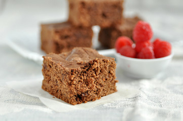 Schokoladen Brownie mit Himbeeren