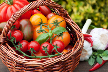 weidenkorb mit tomaten