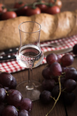 Grappa mit Weintrauben, Brot und Tomaten