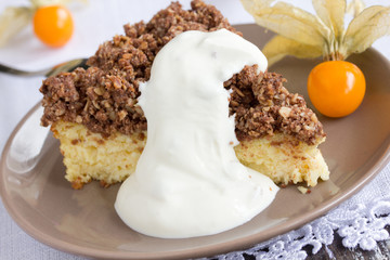 Cottage cheese pie with almond shtreyzelem.