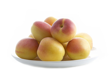 Türkische Aprikosen auf einem kleinen Teller