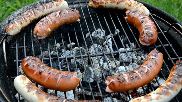 W&uuml;rste auf dem Grill