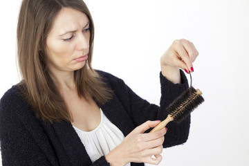 Frau bemerkt Haarausfall