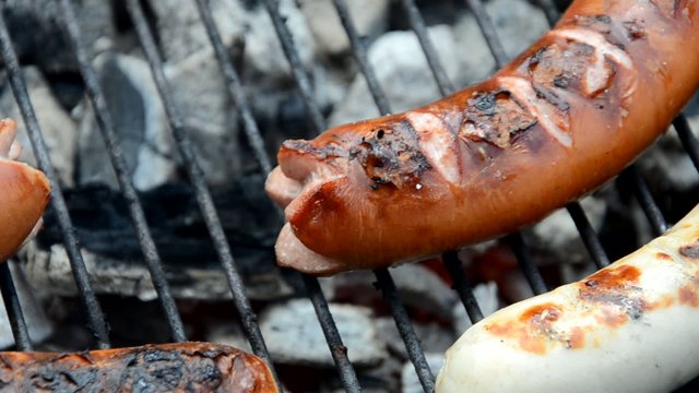 W&uuml;rste auf dem Grill