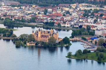 Fototapeta na wymiar Zamek w Schwerinie i centrum Schwerin