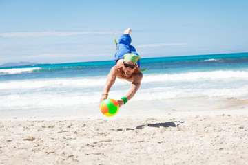 junger sportlicher mann im sprung beim beach volleyball © juniart
