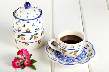  caffe in tazza su tavolo bianco