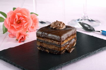 dessert dolce di cioccolato con pan di spagna su pietra nera