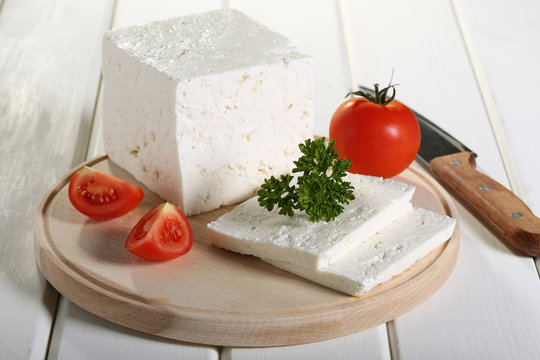 formaggio feta su tagliere con pomodori