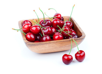 Obraz na płótnie Canvas cherry berry in wooden bowl, isolated on white background
