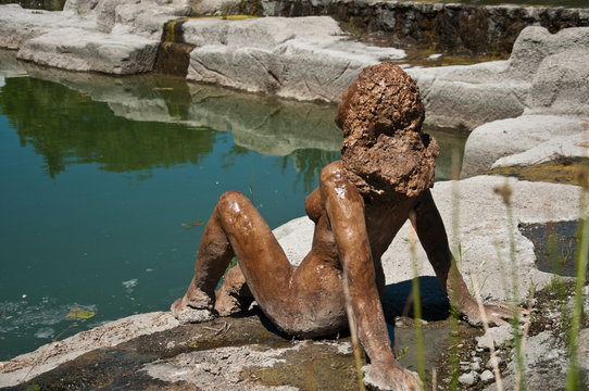 Statue femme nue jardin public
