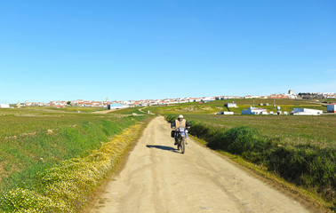 Obraz premium Escena rural, en moto por el camino