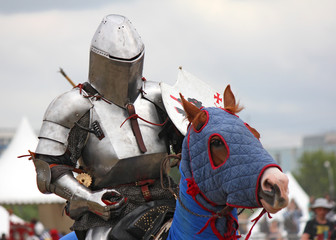 Chevalier médiéval à cheval, vue latérale