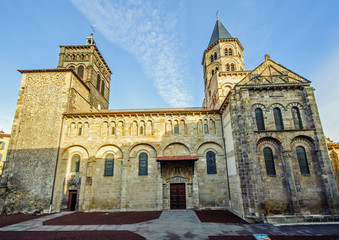Fototapeta na wymiar Bazylika Notre-Dame du Port w Clermont-Ferrand