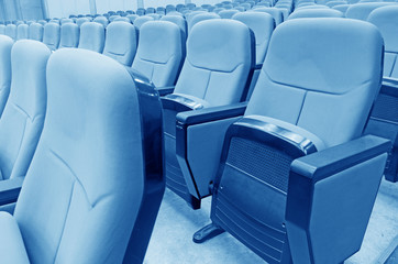 Obraz premium Empty hall for presentation with red armchairs