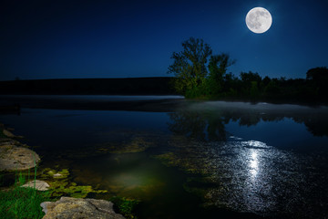 Fototapeta na wymiar Księżyc nad jeziorem