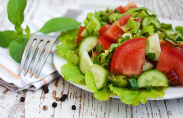 Spring salad with tomato