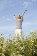 Glückliche Frau genießt die Natur - happy woman enjoying