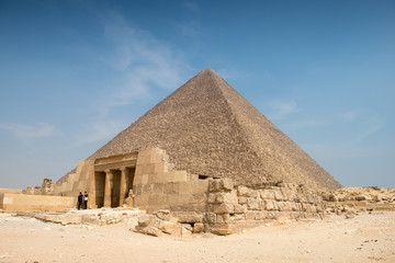 Fototapeta na wymiar Piramida Cheopsa (Cheopsa) w Wielkiej kompleks piramid w Gizie