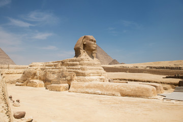 Fototapeta na wymiar Słynny starożytny posąg Sfinksa w Gizie, Egipt