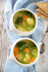 Zwei Schüsseln Gemüsesuppe