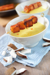 Asiatische Kokossuppe mit gebratenen Tofu-Chili-Würfeln