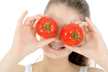 Freundliche Jugendliche mit Tomaten vor den Augen