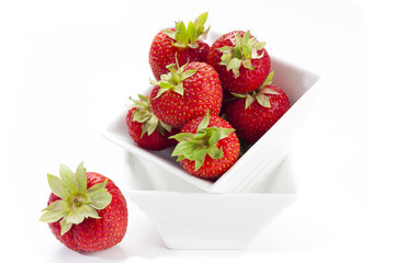Erdbeeren in Porzellanschale