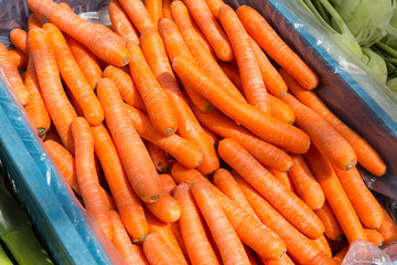 Frische Karotten in Auslage