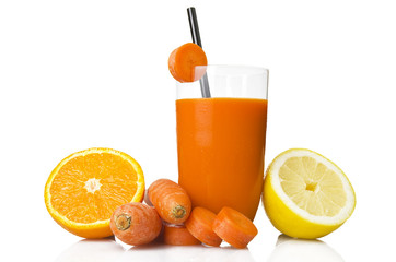 Fototapeta na wymiar ace sok pomarańczowy, marchew i cytryna na białym tle