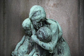 Relief - Trauernde Mutter mit Kindern