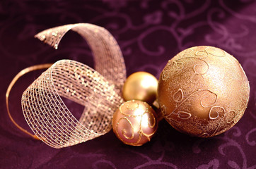 Goldene Weihnachtkugeln mit Schleife