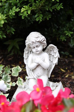 Trauriger kleiner Engel auf einem Grab