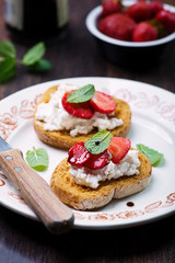 Fototapeta na wymiar crostini with ricotta cheese and strawberries