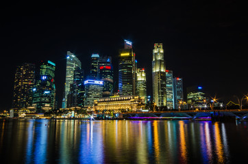 Obraz na płótnie Canvas Singapore city skyline view of business district in the night ti