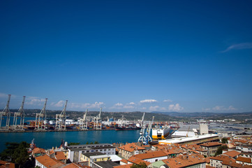 Blick auf den Containerhafer Koper (Istrien)