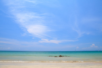 Fototapeta na wymiar Beach and blue sky
