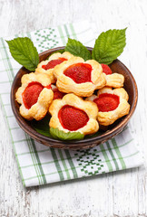 Puff pastry cookies filled with fresh strawberries