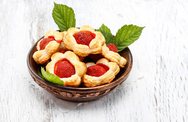 Puff pastry cookies filled with fresh strawberries