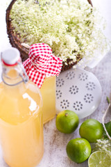 Holundersirup in Glasflaschen