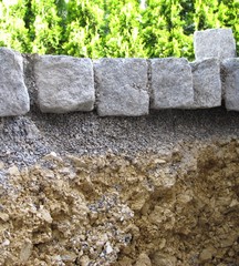 Unterbau eines Weges mit Betonpflaster