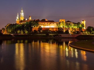 Obraz premium Wawel castle and Vistula river at night