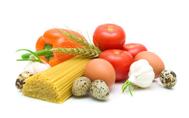 Fototapeta na wymiar Warzywa, spaghetti i jaj na białym tle