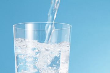 水を注ぐ
