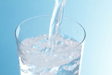 水を注ぐ