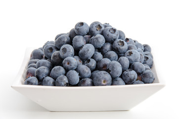 Blaubeeren in einem weißen Schälchen